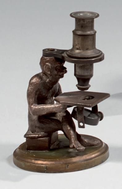 null Petit microscope en forme de statuette de singe.
Fin du XIXe siècle.
Hauteur:...