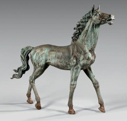 Statue de cheval pur-sang au pas en bronze...