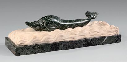 null Sculpture en serpentine représentant un dauphin sur des vagues en marbre blanc....