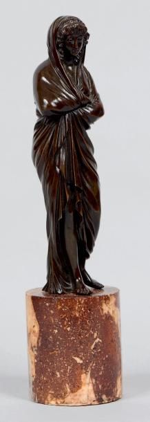 null Statuette de vestale, d'après l'Antique, en bronze patiné.
Sur un socle en marbre...