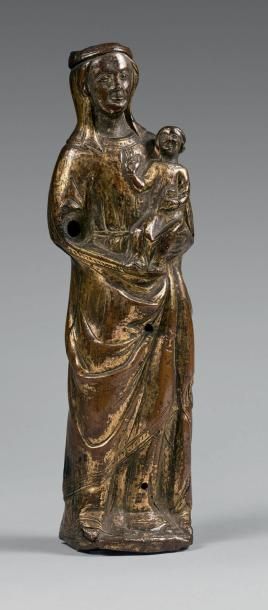 null Statuette de Vierge couronnée à l'Enfant en cuivre gravé doré en ronde-bosse.
Limoges,...