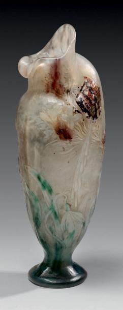 Émile GALLÉ (1846-1904) Vase sur piédouche à col et pointes étirées à chaud en forme...