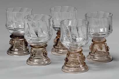 Émile GALLÉ (1846-1904) Suite de cinq verres en verre fumé transparent à décor de...