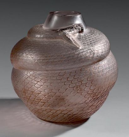 RENE LALIQUE (1860-1945) Vase «Serpent». Épreuve de tirage industriel réalisée en...