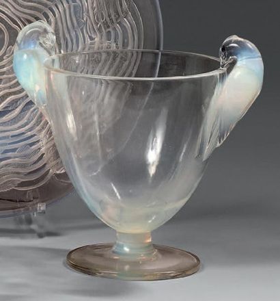 RENE LALIQUE (1860-1945) Vase «Ornis».
Épreuve de tirage industriel réalisée en verre...