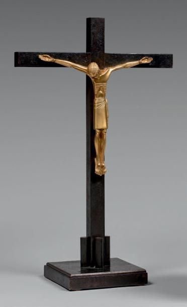 Jean LAMBERT RUCKI (1888-1967) Christ en bronze à patine dorée, croix et socle en...