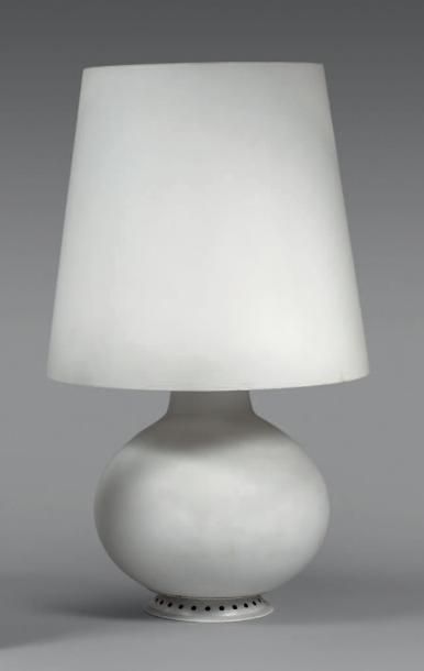 Max INGRAND (1908-1969) Lampe de bureau modèle «1853» en verre opalin blanc.
Édition...