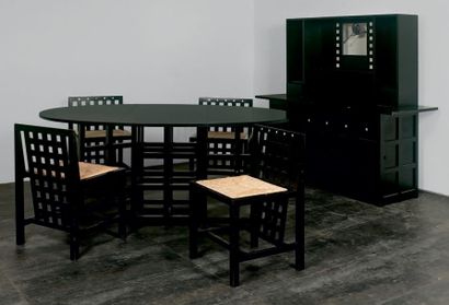 D'après MACKINTOSH Mobilier de salle à manger en bois laqué noir comprenant une table...