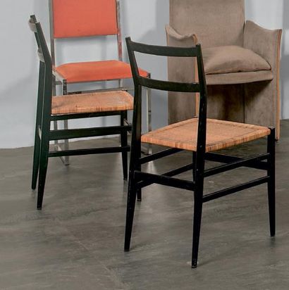 Gio PONTI (1891-1979) Paire de chaises modèle «Superleggera» en bois laqué noir,...
