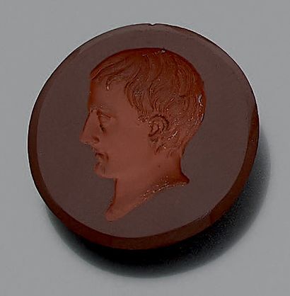 null Intaille de forme ronde sur agate représentant un profil d'homme (Napoléon ?).
Diamètre:...