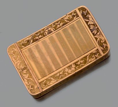 null Boîte de forme rectangulaire et bombée en or jaune 750 millièmes décorée de...