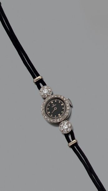 OMEGA Montre-bracelet de dame, la montre de forme ronde en platine 850 millièmes,...