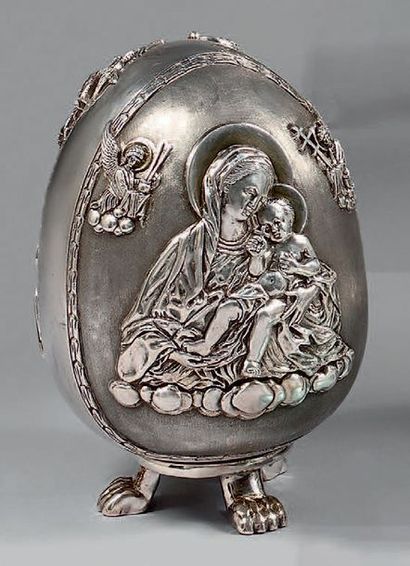 null Oeuf en argent fourré 999 millièmes décoré en repoussé d'une Vierge à l'enfant...
