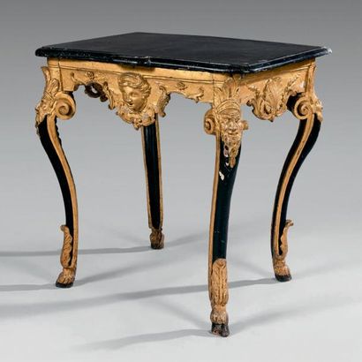 null Petite table de milieu rectangulaire en bois mouluré, richement sculpté, doré...