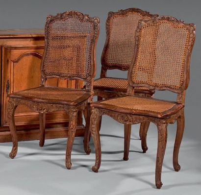 null Suite de trois chaises cannées en hêtre à dossier plat mouluré et sculpté de...