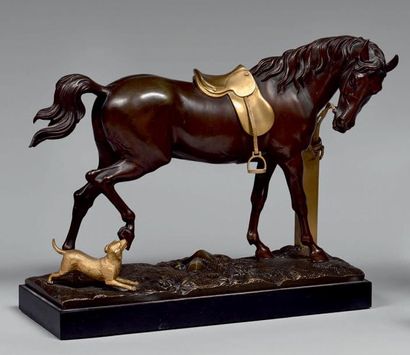 null Statuette de cheval sellé attaché par la bride, excité par un chien, en bronze...