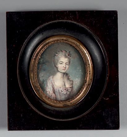 École Française du XIXe siècle, dans le goût du XVIIIe siècle Portrait de jeune femme
Miniature.
5,3...