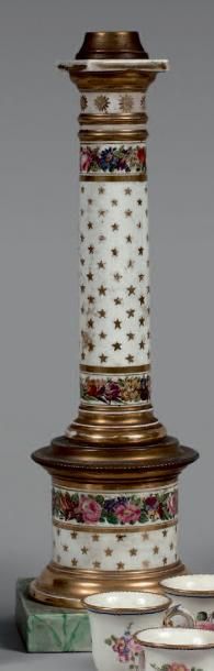 null Pied de lampe colonne en porcelaine de Paris, à décor polychrome et or de fleurs...