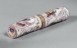 null Étui à aiguilles en porcelaine de Saxe ornée de scènes galantes polychromes.
(Manque...