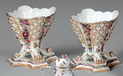 null Paire de cache-pots sur leurs socles en porcelaine blanche ornée de filets dorés...