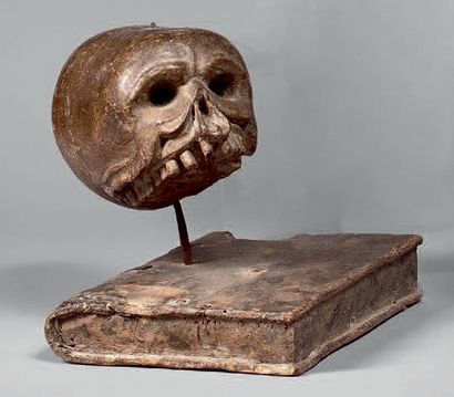 null Memento Mori en bois sculpté d'un crâne sur un livre.
XVIIe/XVIIIe siècle.
(Accidents).
Hauteur:...