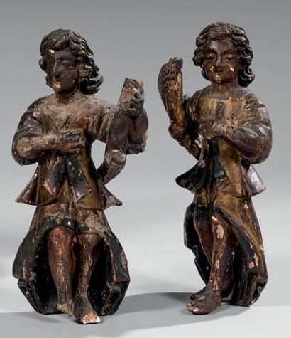 null Deux statuettes d'anges céroféraires en bois polychrome et doré.
Début du XVIIIe...