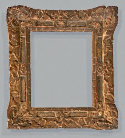 null Cadre en bois doré sculpté de feuillages.
XVIIIe siècle.
Vue: 27,5 x 22,5 c...