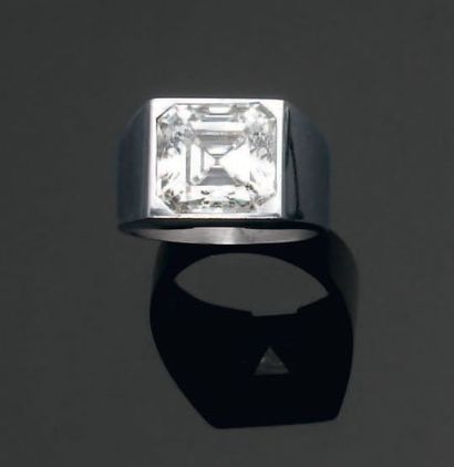 null BAGUE en platine sertie d'un diamant carré à pans coupés taillé à degrés. (Transformation...