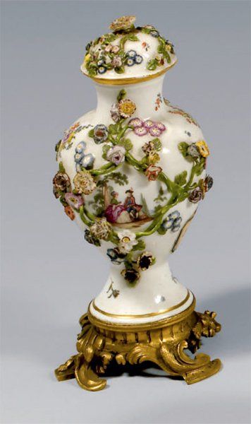 null MEISSEN VASE ET SON COUVERCLE monté sur bronze, à décor polychrome de fleurs...