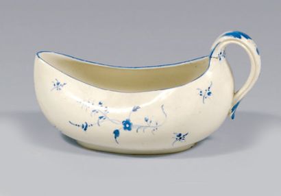 CHANTILLY BOURDALOUE à décor à la brindille en camaïeu bleu. XVIIIe siècle. (Anse...