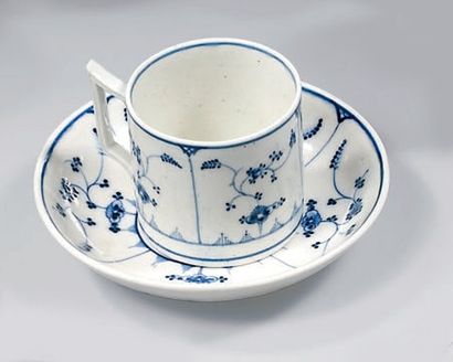 null TOURNAI (porcelaine tendre) TASSE LITRON ET UNE SOUS-TASSE à décor de camaïeu...