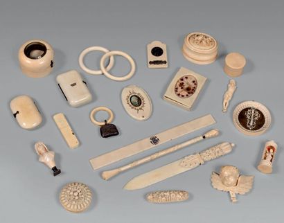 null Dix-neuf objets en ivoire: boites, cachets, statuette, étuis, Christ etc.
XIXe...