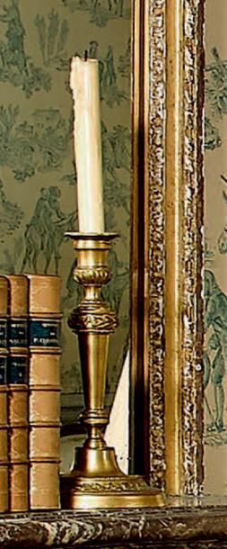 null Paire de flambeaux en bronze doré orné de deux frises de feuillages.
Vers 1800.
Hauteur:...