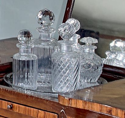 null Garniture de toilette en verre et cristal taillé comprenant sept pièces.