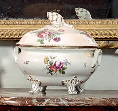 null Ensemble en porcelaine de Boissettes, Artois et Paris.
XVIIIe siècle.
- Quatre...