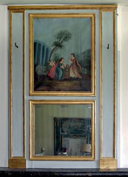 null Petit trumeau à miroir en bois relaqué gris et doré, orné d'une peinture à l'Autel...