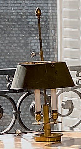 null Lampe bouillotte à deux lumières en bronze doré, fût colonne orné de palmettes,...