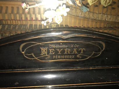 null Piano mécanique de Meyrat à Périgueux en bois noirci sculpté de feuillages de...