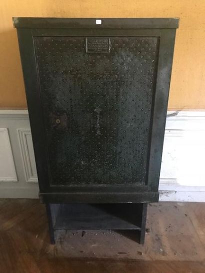 null Petite armoire en bois noirci et filets de laiton, ouvrant à deux vantaux découvrant...