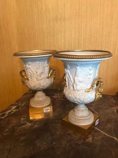 null Paire de vases de forme Médicis à décor en relief, XIXème siècle.
Hauteur environ...