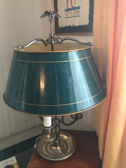 null Lampe de bouillote en bronze et abat-jour en tôle verte.
Style Louis XVI.