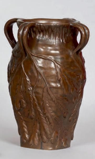 Vase à quatre anses en bronze à patine médaille...