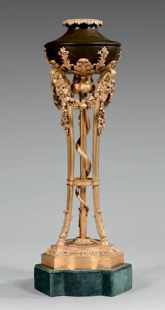 null Lampe athénienne en bronze patiné et bronze doré à trois montants ornés de guirlandes.
Style...
