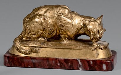 Emmanuel Fremiet (1824-1910) Chat croquant une souris
Statuette en bronze doré, signée.
Fonte...