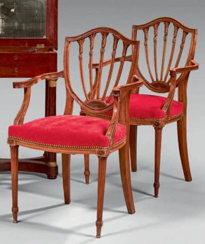 Suite de six fauteuils en bois de rose massif.
Dossier...
