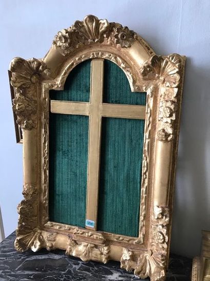 null Cadre pour crucifix en bois redoré, XVIIIème siècle.