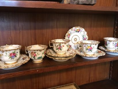 null Cinq tasses et leur sous-tasses en porcelaine à décor de fleurs, Paris XIXème...