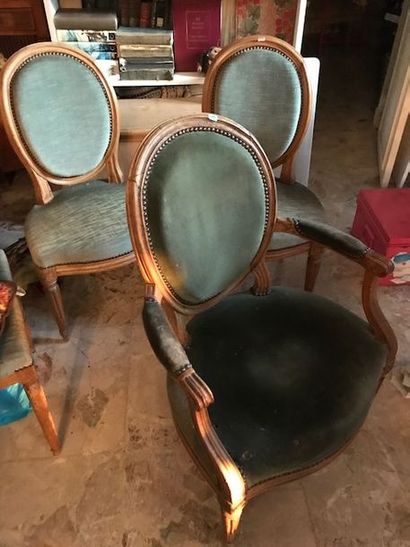 null Fauteuil et paire de chaises à dossier médaillon en hêtre.
Style Louis XVI,...