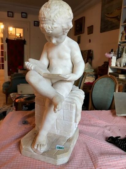 null Sculpture en marbre "Ange assis écrivant".
XIXème siècle