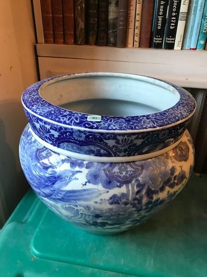 null Grand cache-pot en porcelaine à couverte blanc-bleu.
Chine, XIXème siècle.